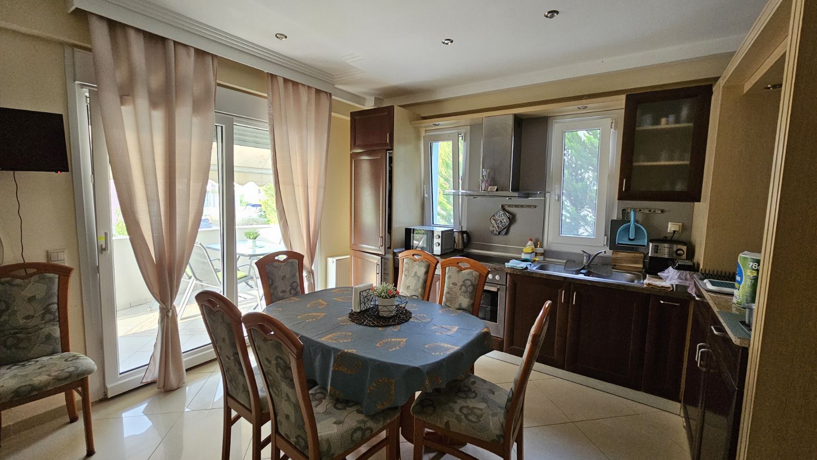 Дневна на първи етаж с кухня и две легла